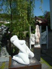 Im Skulpturengarten der Galerie Altesse